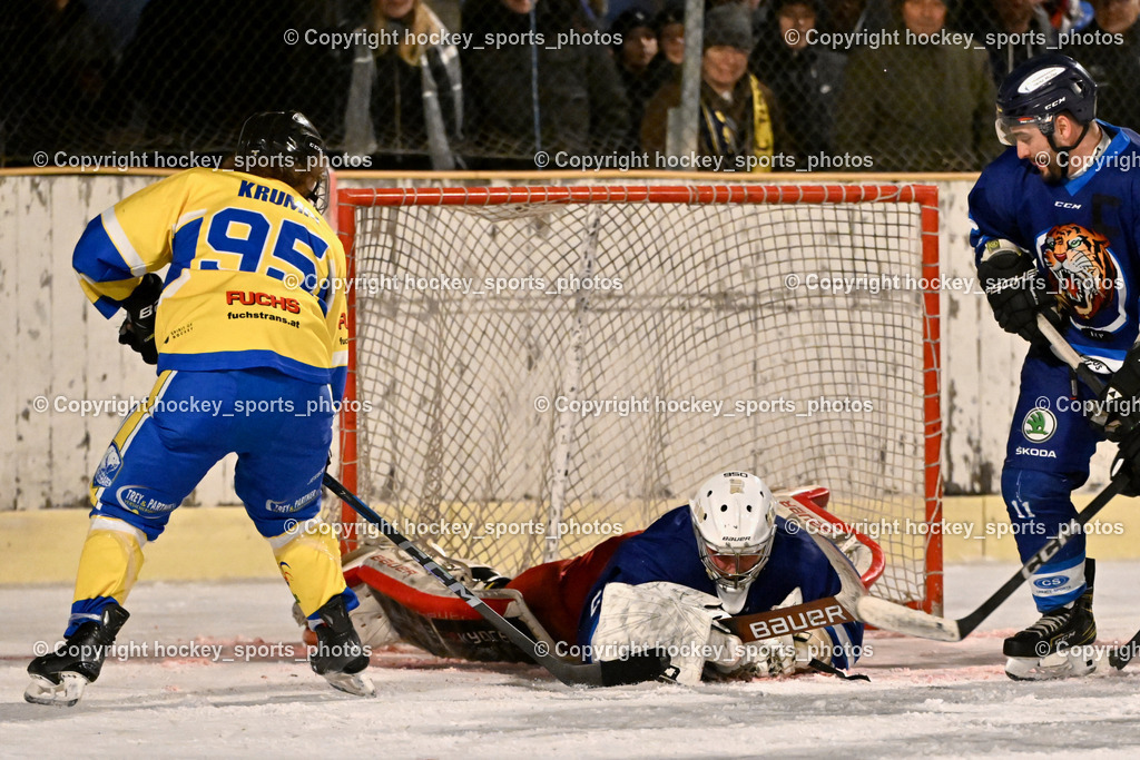 ELV Zauchen vs. EC Tigers Paternion  | #95 Krumpl Kevin ELV Zauchen, #21 Lesacher Jürgen EC Tigers Paternion, #11 Ott Marcel EC Tigers Paternion, ELV Zauchen vs. EC Tigers Paternion , ELV Zauchen vs. EC Tigers Paternion  am 02.01.2025 in Eisoval Zauchen (Stadthalle Villach), Austria, (Photo by Bernd Stefan)