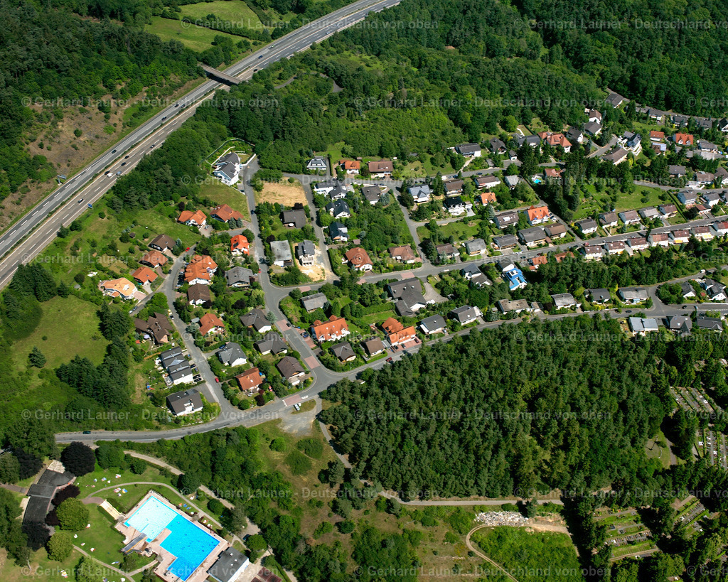 2610502 | Herborn 09.06.2006 Von Wald und Forstgebieten umgebener Ortskern der Straßen und Häuser und Wohngebiete in Hörbach im Bundesland Hessen, Deutschland // Surrounded by forest and forest areas center of the streets and houses and residential areas in Hörbach in the state Hesse, Germany Foto: Gerhard Launer