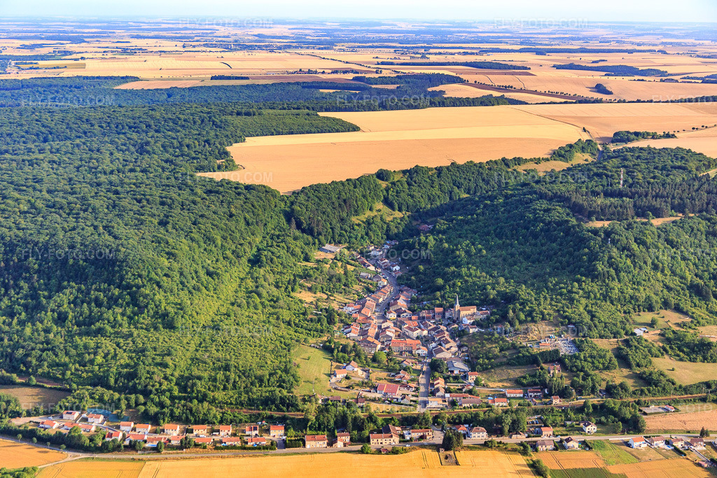 Aerial view: View of the town from the southeast in Waville in the state Meurthe et Moselle, France. – Photo: IMG_083239.jpg taken on 07/12/2015 by Werner Riehm/FLY-FOTO.com – Resolution of the original: 5308 x 3539 px