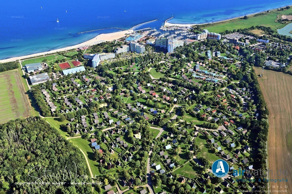 Luftbild Ostsee Resort Damp - erste deutsche Klinik für Sportmedizin | Schon vor der Eröffnung des Ferienzentrums wurde im Mai 1973 die Ostseeklinik Damp als erste deutsche Klinik für Sportmedizin eröffnet. Später entstand aus dem dritten Y-Bau die Rehaklinik Damp, heute eine der größten Rehakliniken Europas mit über 790 Betten.