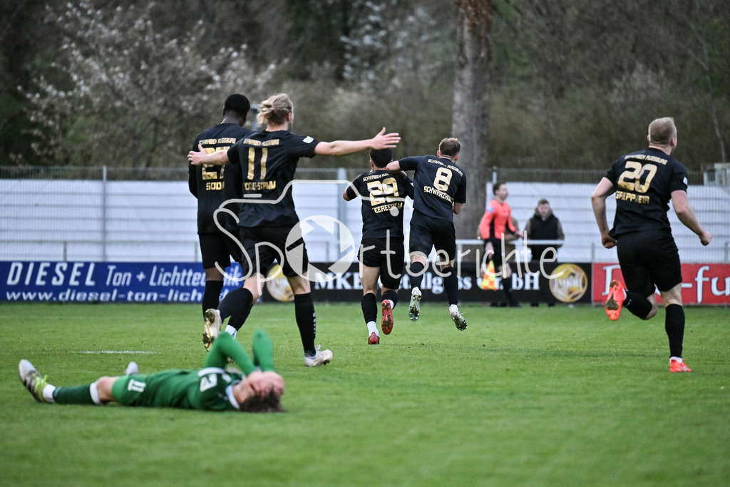 VfB Eichstätt - TSV Schwaben Augsburg | EICHSTÄTT, GERMANY - 14. APRIL: Jubel der Gäste nach dem Treffer zum 0-1 durch Achitpol KEEREEROM (TSV Schwaben Augsburg 29) / Tor / Torschuetze / Freude / Happy  während dem Match zwischen dem VfB Eichstätt und dem TSV Schwaben Augsburg am 19. Spieltag der Regionalliga Bayern im Hirsch Sportpark