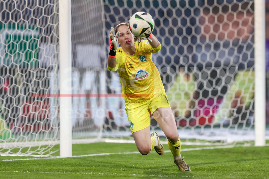 Fussball, Google Pixel Frauen-Bundesliga, SGS Essen - SV Werder Bremen | v.li.: Livia Peng (Torhüterin, Torwart, SV Werder Bremen, 1) am Ball, Freisteller, Einzelbild, Ganzkörper, Aktion, Action, Spielszene, DIE DFB-RICHTLINIEN UNTERSAGEN JEGLICHE NUTZUNG VON FOTOS ALS SEQUENZBILDER UND/ODER VIDEOÄHNLICHE FOTOSTRECKEN. DFB REGULATIONS PROHIBIT ANY USE OF PHOTOGRAPHS AS IMAGE SEQUENCES AND/OR QUASI-VIDEO.