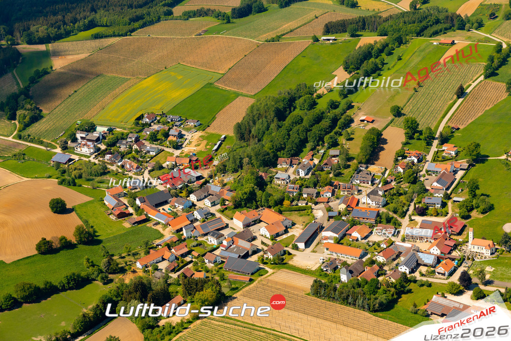 Das Luftbild zeigt : Steinbach Mainburg - Die Luftaufnahme wurde 2024 vom UL-Flugzeug aus erstellt ( keine Drohne ) - Hochauflösende Luftaufnahme - Für grossformatige Ausdrucke geeignet. Die Geschenkidee !Mit Lizenz und Bildrechte bestellbar
