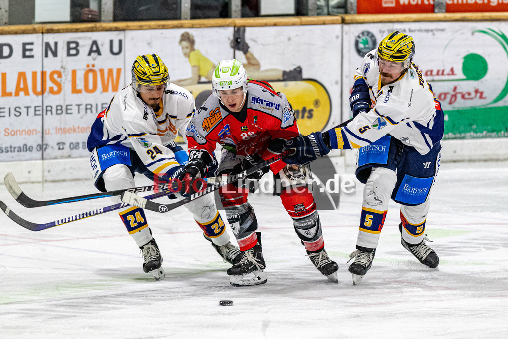 TSV Peißenberg Miners vs ESC River Rats Geretsried | Eishockey Bayernliga 2023/2024, TSV Peißenberg Miners vs ESC River Rats Geretsried,
Kampf um den Puck Stefano RIZZO (River Rats 24), Zackary BROSS (Miners 88) und Dominic FUCHS (River Rats 5),
2023-10-15 in Peißenberg (Eisstadion)
24 Stefano RIZZO (River Rats 24), 5 Dominic FUCHS (River Rats 5), 88 Zackary BROSS (Miners 88)
Copyright: WolfgangxLindner foto-lindner.de