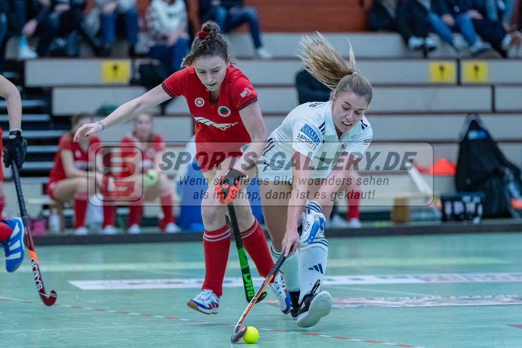 HK_20231217_107687 | 1. Bundesliga Damen Crefelder HC - Düsseldorfer HC  am 17.12.2023 Sporthalle Glockenspitz, Krefeld , Causin Anna-Sopie ( Crefelder HTC #20 ) , Mabel Brands ( Düsseldorfer HC #7 )