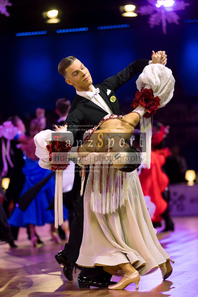 20241215_WDSF_Int_Open_Std-Riga-9142 | Tanzsportbilder, Standardtanz, Lateintanz, WDSF, DTV, LTVB, dancecomp, goc, hessen tanzt, blaues band der spree, walzer, tango, wiener walzer, slowfox, quickstepp, samba, rumba, cha-cha-cha, paso doble. jive, hd-kroft photography, turniertanzsport