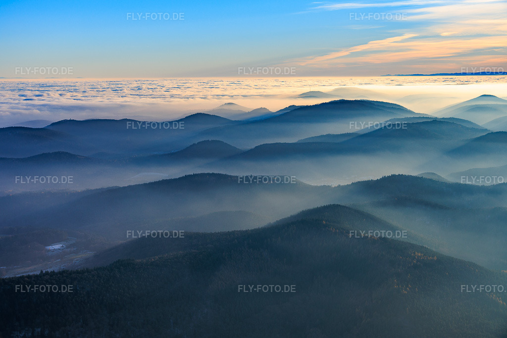 Luftbild: Hügel des Pfälzerwalds und der Nordvogesen im Abenddunst in Silz im Bundesland Rheinland-Pfalz in Deutschland. Foto: IMG_151815.jpg vom 22.11.2025 durch Werner Riehm/FLY-FOTO.de