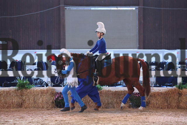 Marbacher_Wochenende_2023_Finale_Kids-Cup_Führzügelklasse_Gruppe_02 (18) | Alle Fotos der Reiterjournal Fotografin Doris Matthaes im Reiterjournal Online-Fotoshop. - Realisiert mit Pictrs.com
