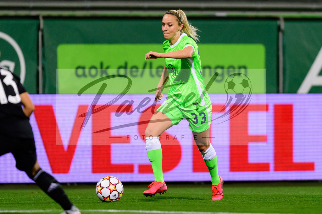 WOBJUV20211118_016 | Fussball, Frauen: Turid Knaak (VfL Wolfsburg) in Aktion, am Ball, Einzelaktion bei dem Spiel der UEFA Women´s Champions League zwischen VfL Wolfsburg und Juventus Turin im AOK-Stadion am 18.11.2021 in Wolfsburg, Deutschland. - Realisiert mit Pictrs.com