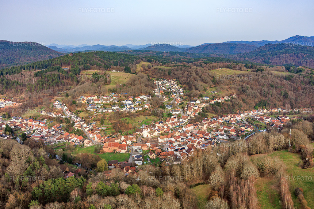 Luftbild: Ortsansicht von Westen in Bundenthal im Bundesland Rheinland-Pfalz in Deutschland. – Foto: IMG_153343.jpg vom 06.03.2026 durch Werner Riehm/FLY-FOTO.de – Auflösung des Originals: 5813 x 3875 px