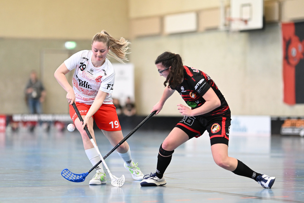 Floorball I Frauen I Saison 2023-2024 I 1. Frauen Floorball-Bundesliga I Playoffs 3. Spieltag I ETV Lady Piranhhas Hamburg - Dümptener Füchse | Maria Kapteina (19, ETV Lady Piranhhas Hamburg) gegen Nuria Guerbouj (26, Dümptener Füchse) - Realisiert mit Pictrs.com