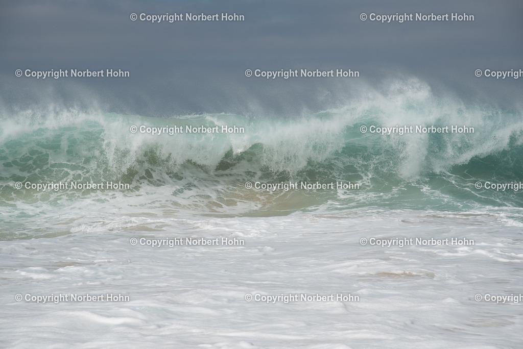 Reisefotografie - Spanien - Kanarische Inseln | Aufpeitschende Wellen an der Westküste der kanarischen Insel La Graciosa. - Realisiert mit Pictrs.com