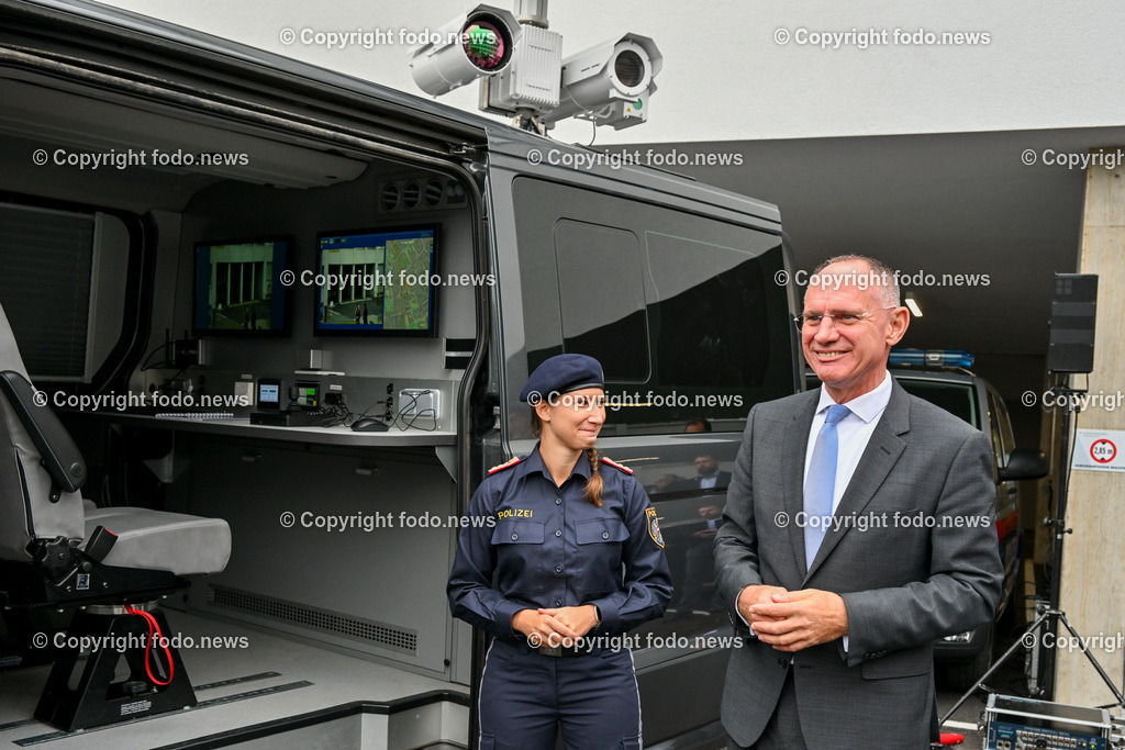 Landespolizeidirektion Ooe_ Pressekonferenz Sicherheitsbudget 2024_ 24.10.2023-47 | 24.10.2023, Landespolizeidirektion Oberoesterreich, AUT, Pressekonferenz Sicherheitsbudget 2024, im Bild BM Gerhard Karner (VP, Inneres), Polizeibeamte