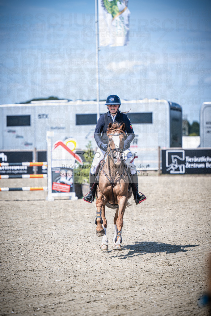 DOS_2700 | Entdecke hochwertige Reitturnierfotos von Foto Oger. Professionell, emotional und authentisch – jetzt Lieblingsmomente im Shop bestellen.Deutschlandweite Turnierfotografie. - Realisiert mit Pictrs.com
