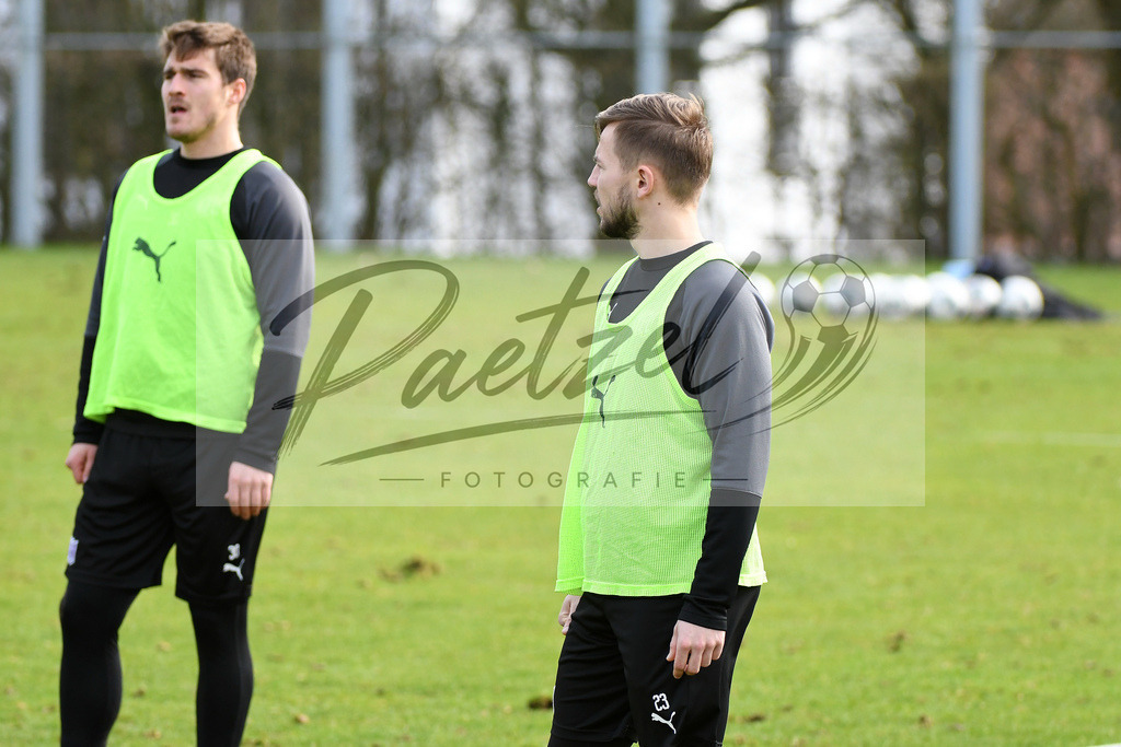 20200229_TRAOSN_0062 | Fussball, Herren: David Blacha (VfL Osnabrueck) schaut waehrend der Trainingseinheit des VfL Osnabrueck im Sportpark Illoshoehe am 29.02.2020 in Osnabrueck, Deutschland. - Realisiert mit Pictrs.com