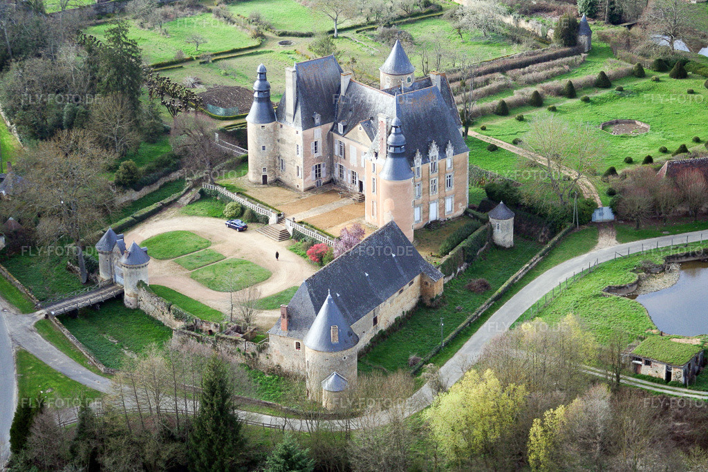Luftbild: Burganlage des Schloß Le Chateau de Semur-en-Vallon in Semur-en-Vallon im Bundesland Sarthe in Frankreich. Foto: IMG_1475.jpg vom 17.04.2006 durch Werner Riehm/FLY-FOTO.de