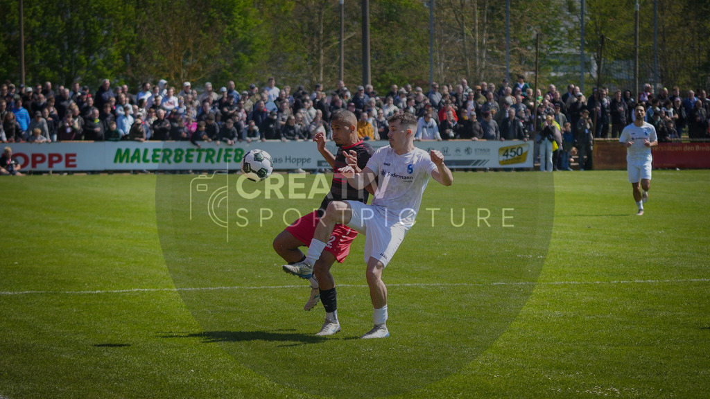 Fußball, Herren, Saison 2025/2026, Brandenburgliga, 23. Spieltag, Brandenburger SC Süd 05 vs. BSG Stahl Brandenburg, Samstag 25.04.2026, Werner-Seelenbinder-Sportplatz Brandenburg an der Havel | Fußball, Herren, Saison 2025/2026, Brandenburgliga, 23. Spieltag, Brandenburger SC Süd 05 vs. BSG Stahl Brandenburg, Samstag 25.04.2026, Werner-Seelenbinder-Sportplatz Brandenburg an der Havel, Im Bild: Joaquim Ribeiro de Sousa (l. Süd) und Luca Benedict Köhn (r. Stahl) - Realisiert mit Pictrs.com