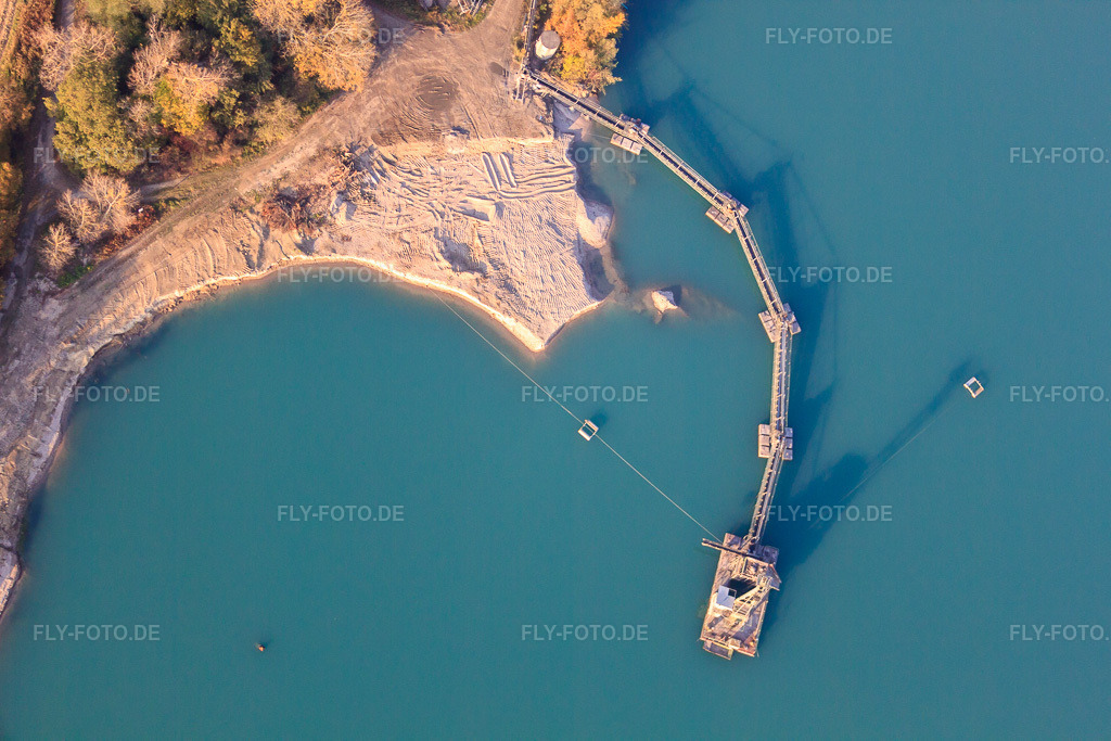 Luftbild: Schwimmbagger und Förderbänder auf dem Kiesweiher der Heidelberg Materials Mineralik in Hagenbach im Bundesland Rheinland-Pfalz in Deutschland. Foto: IMG_46048.jpg vom 23.10.2011 durch Werner Riehm/FLY-FOTO.deAuflösung des Originals: 4752 x 3168 pxHeidelberg Materials Mineralik Gebiet Süd-West | Heidelberg Materials Deutschland