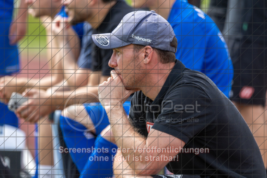 20250601_154314_0231 | #,1.FC Eislingen (blau) vs. AC Catania Kirchheim (weiß), Fußball, Bezirksliga - Bezirk Neckar/Fils, 29. Spieltag, Saison 2024/2025, Rasenplatz, Eichbachstation, Haldenstraße, 73054 Eislingen, 01.06.2025 - 15:00 Uhr,Foto: PhotoPeet-Sportfotografie/Peter Harich