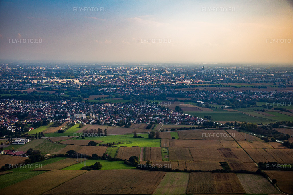 Vue aérienne: Strasbourg vue du nord à le quartier Annexe in Bischheim dans le département Bas Rhin, France. Photo: IMG_074121.jpg prise le 04/10/2014 par Werner Riehm/FLY-FOTO.eu – Résolution de l'original: 5472 x 3648 px