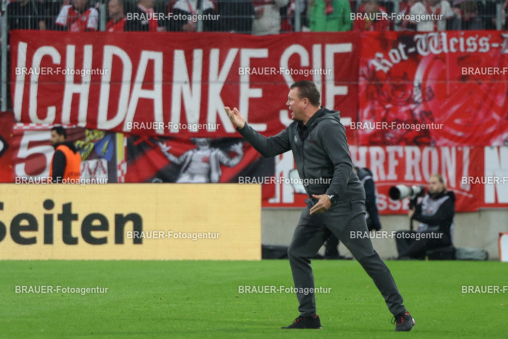 Rot-Weiss Essen - VFL Osnabrück | Essen, Deutschland, 17.09.2025 Uwe Koschinat (Rot-Weiss Essen) gestikuliertwährend des 3.Liga Spiels zwischen  Rot-Weiss Essen und VFL Osnabrück am 17.09.2025 im Stadion an der Hafenstraße in Essen. (Foto von Timo Bluhmki-Schmidt/Brauer Fotoagentur