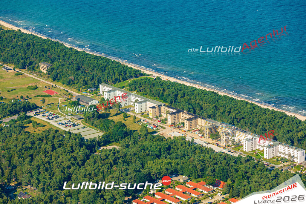 Schrägluftbild  Seebad Prora Nordstrand  Binz - Das Luftbild wurde 2025 vom UL-Flugzeug heraus erstellt (ohne Drohne- keine Drohnenaufnahme ) - Hochauflösende Luftaufnahme -Nicht vergleichbar mit Google Maps oder Satelittenbilder- Die Geschenkidee !Mit Lizenz und Bildrechte bestellbar