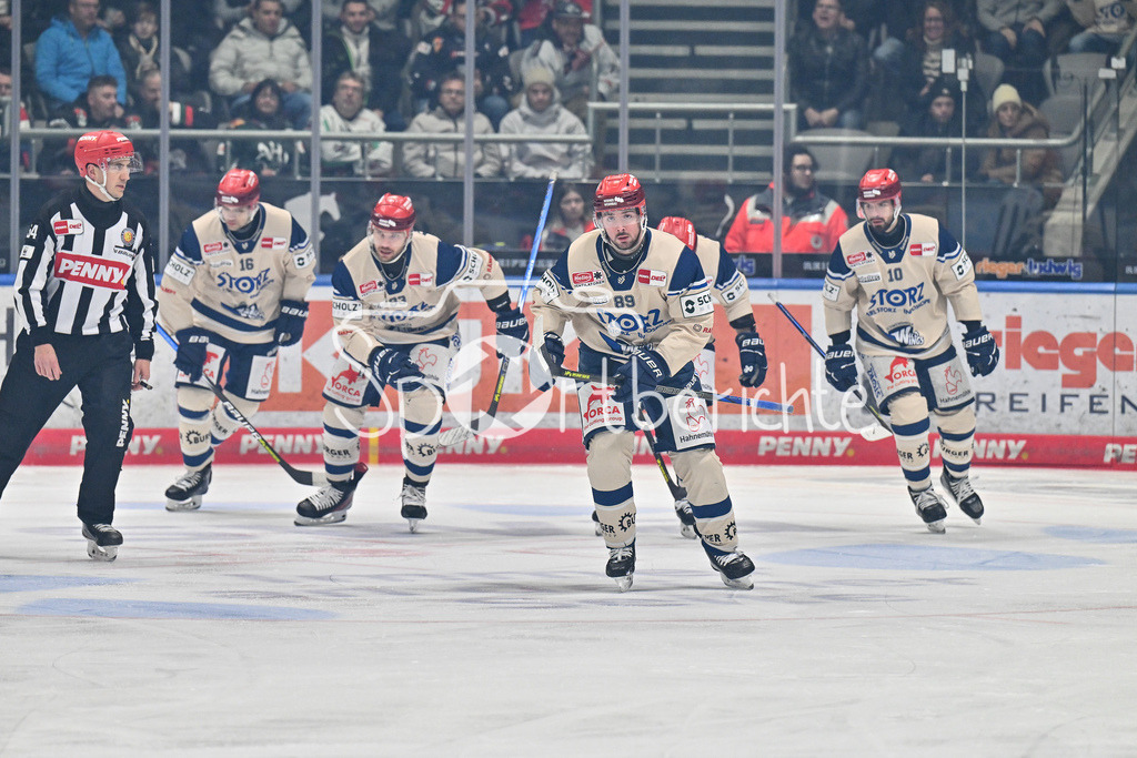 Augsburger Panther - Schwenninger Wild Wings | Jubel der Gaeste nach dem Treffer zum 0-1 durch Zach SENYSHYN (Schwenninger Wild Wings 89) / Happy / Tor / Freude / torschuetze / DEL: Augsburger Panther - Schwenninger Wild Wings, Curt Frenzel Stadion am 24.01.2025