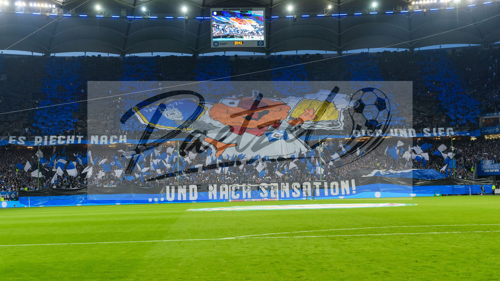 HSVSCF20220419_428 | Fussball, Herren: . Fans von Hamburger SV machen eine Choreographie beim DFB-Pokal-Halbfinalspiel zwischen Hamburger SV und SC Freiburg im Volksparkstadion am 19.04.2022 in Hamburg, Deutschland.DFB / DFL REGULATIONS PROHIBIT ANY USE OF PHOTOGRAPHS AS IMAGE SEQUENCES AND/OR QUASI-VIDEO. - Realisiert mit Pictrs.com