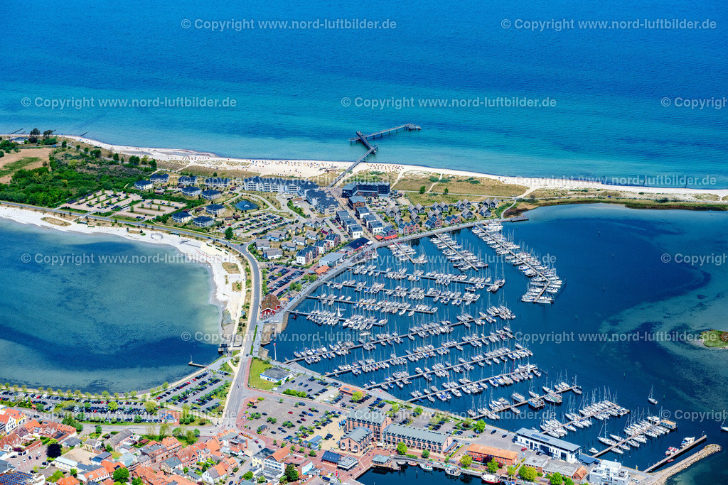 Heiligenhafen_ELS_5129150522 | HEILIGENHAFEN 15.05.2022 Yachthafen mit Sportboot- Anlegestellen und Bootsliegeplätzen am Uferbereich der Ostsee in Heiligenhafen im Bundesland Schleswig-Holstein. // Pleasure boat marina with docks and moorings on the shore area of the Baltic Sea in Heiligenhafen in the state Schleswig-Holstein. Foto: Martin Elsen