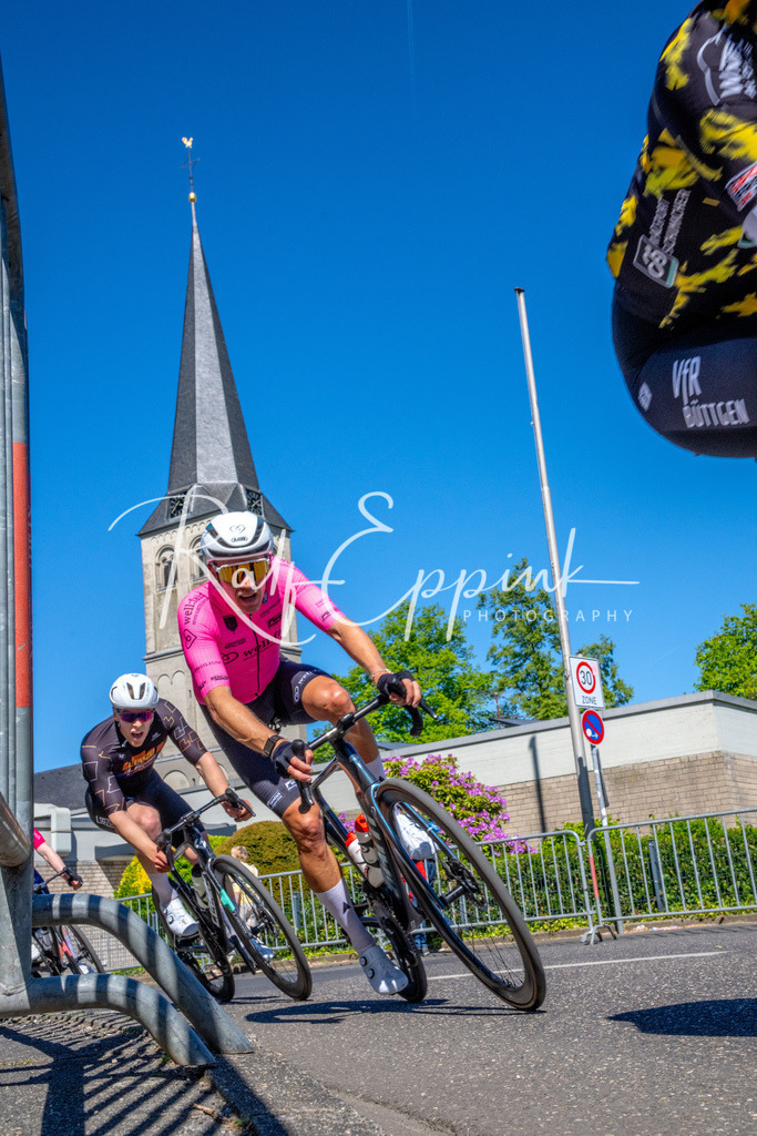 Spurt in den Mai 2026 - Großer Preis der Sparkasse Neuss | Annual one-day road cycling race "Großer Preis der Sparkasse Neuss" held in Büttgen, Germany, organized by VfR Büttgen 1912 e.V. The event features multiple races across all age categories from U11 youth to Elite men. - Realisiert mit Pictrs.com