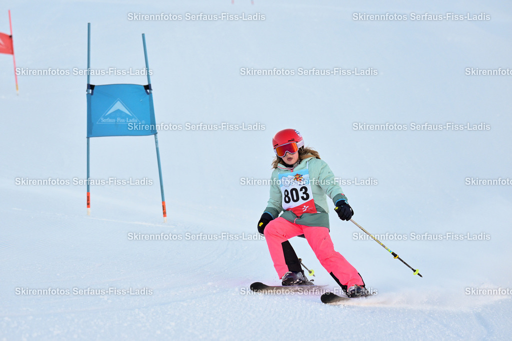 SRF_25.12.2025_0015 | Skirennfotos,Serfaus,Fiss,Ladis,Kinderskirennen,Winter,Tirol,Oberland,skirace,SFL,feelfree,weil wir's genießen,ski,Ski,skifahren,Sonnenplateau, - Realisiert mit Pictrs.com