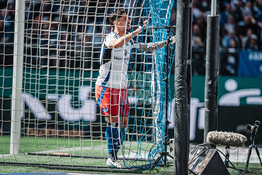 Fußball | Männer | Saison 2024/2025 | 2. Fußball-Bundesliga | 31. Spieltag | Hamburger SV vs. Karlsruher SC | 27.04.2025 | Ludovit Reis (#14, HSV) ärgert sich