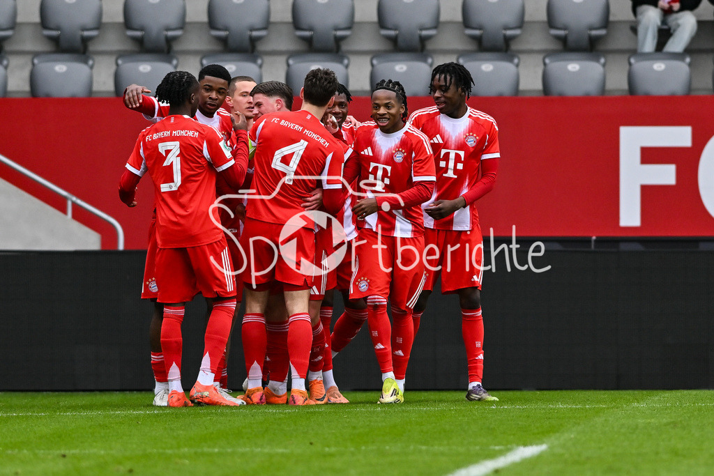 FC Bayern München - Berliner Athletik Klub | MUNICH, GERMANY - 21. FEBRUARY: Jubel der Bayern nach dem Treffer zum 1-o durch Michael MATOSEVIC (FC Bayern München U19 10) / Tor / Torschuetze / Freude / Happy während dem Spiel zwischen der U19 des FC Bayern München und der U19 des Berliner Athletik Klubs am 3. Spieltag der DFB-U19 Nachwuchsliga am FC Bayern Campus