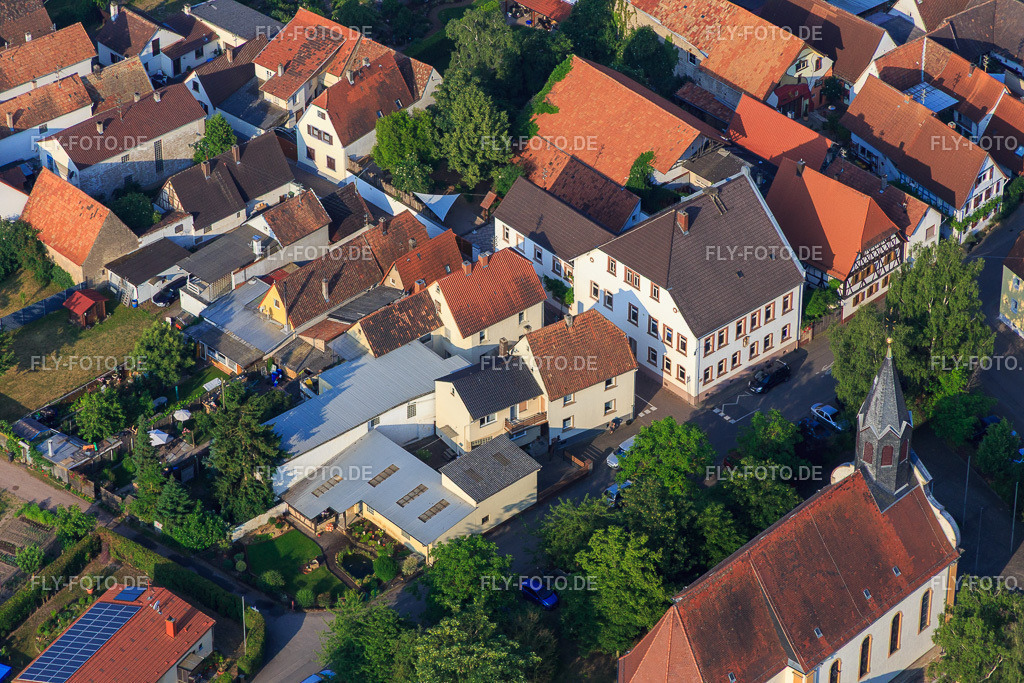 St. Bartholomäus und  Katholische Kindertagesstätte St. Josef | Luftbild: St. Bartholomäus und  Katholische Kindertagesstätte St. Josef in Zeiskam im Bundesland Rheinland-Pfalz in Deutschland. Foto: IMG_080623.jpg vom 12.06.2015 durch Werner Riehm/FLY-FOTO.de - Realisiert mit Pictrs.com