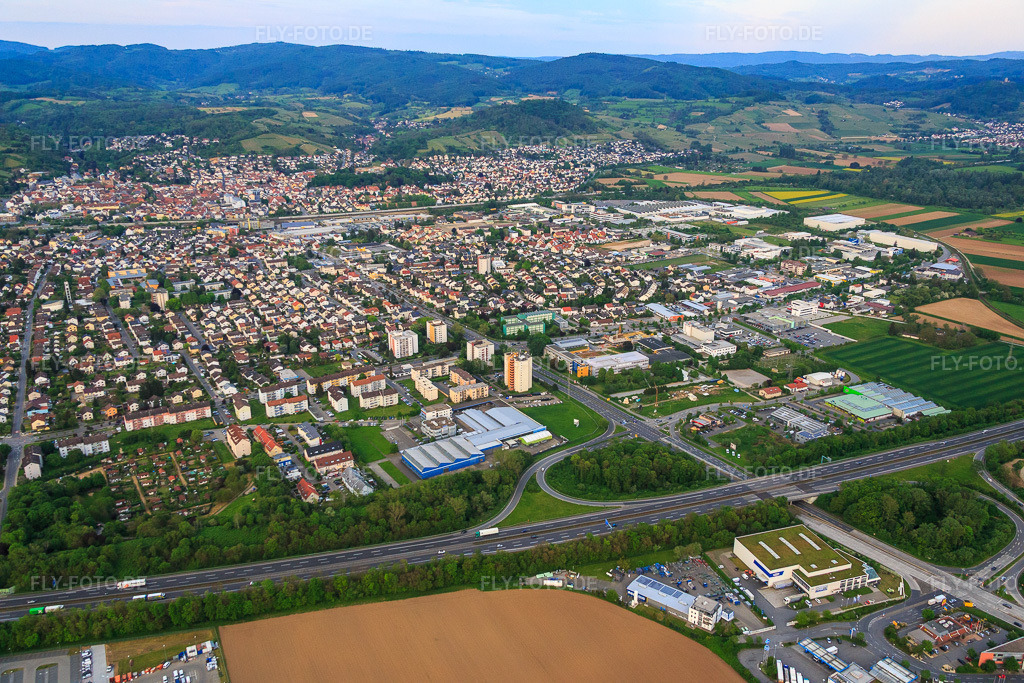 Luftbild: Stadtansicht jenseits der A5 an der Ausfahrt Bensheim in Bensheim im Bundesland Hessen in Deutschland. Foto: IMG_088352.jpg vom 09.05.2016 durch Werner Riehm/FLY-FOTO.de