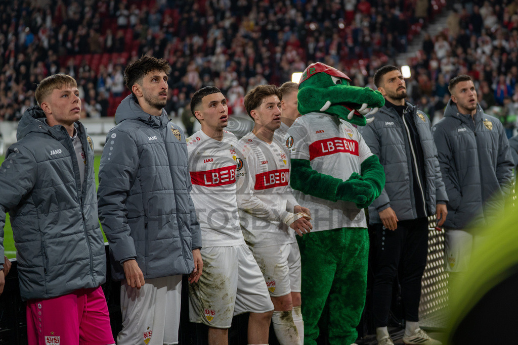 VfB Stuttgart vs. FC Porto, Fussball, Europa League, Achtelfinale, Hinspiel, 12.03.2026 | v.l.n.r. Florian Hellstern (VfB Stuttgart, #44), Atakan Karazor (VfB Stuttgart, #16), Bilal El Khannouss (VfB Stuttgart, #11), Angelo Stiller (VfB Stuttgart, #06), Maskottchen Fritzle, Fabian Bredlow (VfB Stuttgart, #01) und Ermedin Demirovic (VfB Stuttgart, #09),VfB Stuttgart vs. FC Porto, Fussball, Europa League, Achtelfinale, Hinspiel, 12.03.2026Foto: photosbyphips/Philip Ziegler