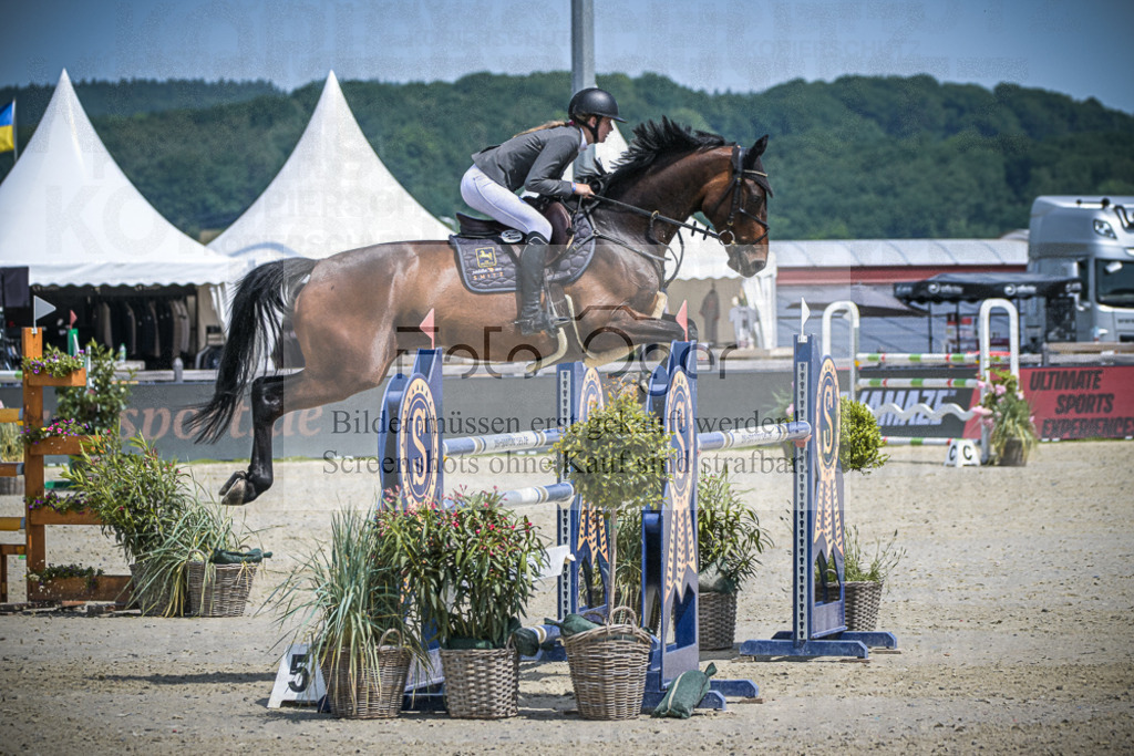 DOS_2819 | Entdecke hochwertige Reitturnierfotos von Foto Oger. Professionell, emotional und authentisch – jetzt Lieblingsmomente im Shop bestellen.Deutschlandweite Turnierfotografie. - Realisiert mit Pictrs.com