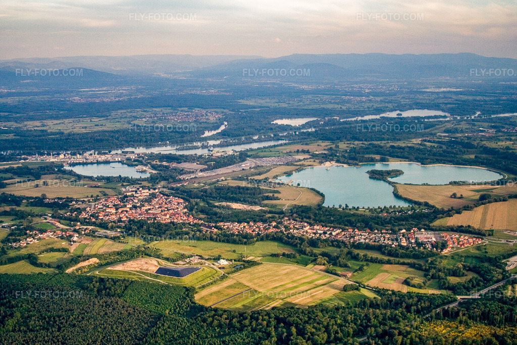 Aerial view: View of the town from the north in Lauterbourg in the state Bas-Rhin, France. – Photo: IMG_2375.jpg taken on 06/04/2006 by Werner Riehm/FLY-FOTO.com – Resolution of the original: 3456 x 2304 px