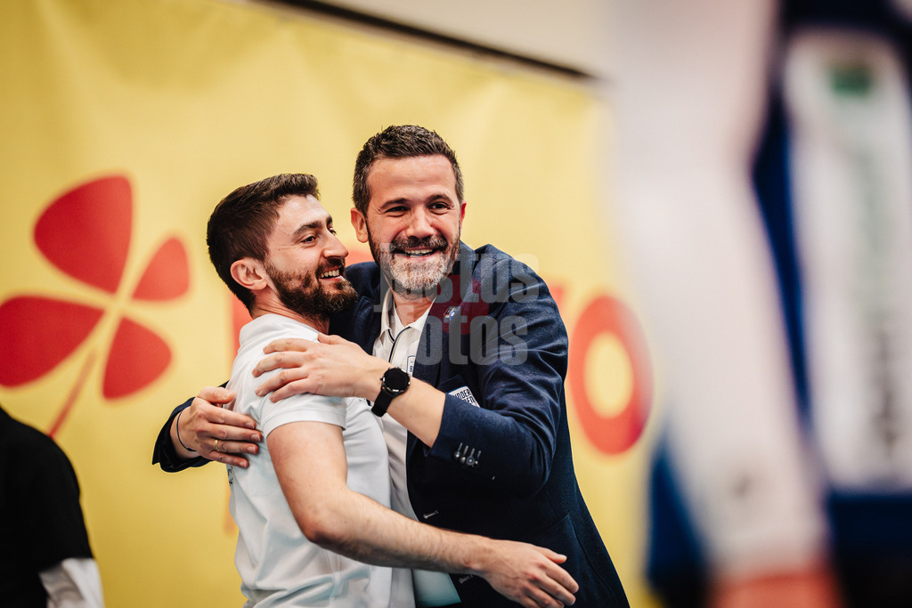 Volleyball | Frauen | Saison 2025/2026 | Volleyball Bundesliga | ETV Hamburger Volksbank Volleys vs. Binder Blaubären TSV Flacht | 06.12.2025 | v.l. Jubel bei Trainer Manuel Hartmann (Binder Blaubären TSV Flacht) und Manager Michael Kaiser