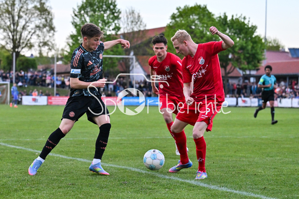 TSV Aubstadt - FC Bayern Amateure | im Duell Tim BINDER (FC Bayern München II #17) und Luke HEMMERICH (TSV Aubstadt 7) / Zweikampf / Regionalliga Bayern: TSV Aubstadt - FC Bayern Muenchen II, NGN-Arena am 23.04.2025