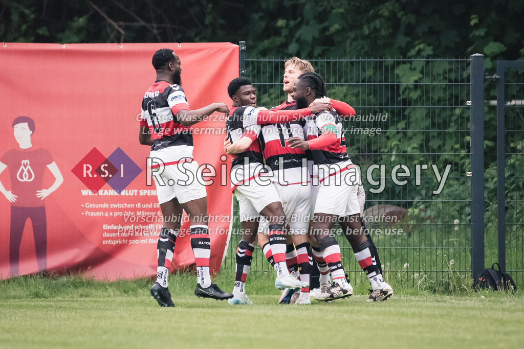 RS-1-117187 | Oliver Doege (#6, AFC), Ezra Kwajo Ampofo (#14, AFC), Moritz Bennet Grosche (#11, AFC), Michael Ambrosius (#22, AFC, Teamkapitän, Torschütze) und Rasmus Tobinski (#17, AFC) freuen und umarmen sich nach dem Führungstreffer