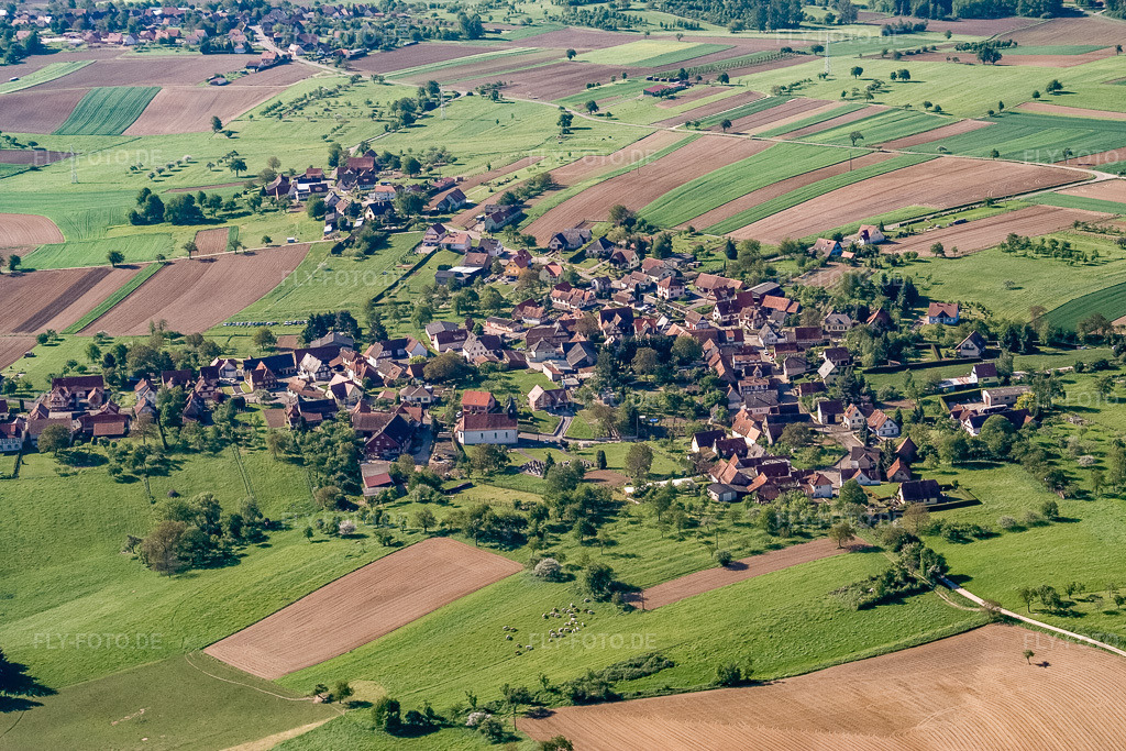 Luftbild: Ortsansicht aus Norden in Memmelshoffen im Bundesland Bas-Rhin in Frankreich. – Foto: IMG_10809.jpg vom 12.05.2008 durch Werner Riehm/FLY-FOTO.de – Auflösung des Originals: 3456 x 2304 px