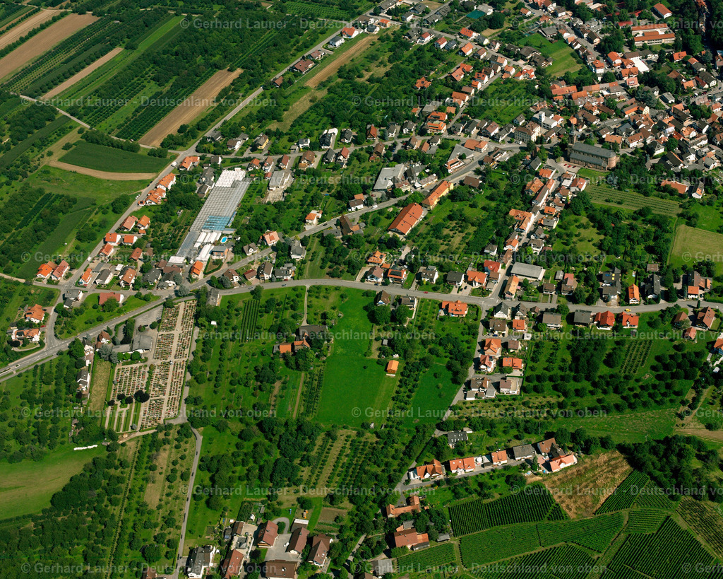 2526392 | LAUF 01.05.2005 Wohngebiet - Mischbebauung der Mehr- und Einfamilienhaussiedlung  in Lauf im Bundesland Baden-Württemberg, Deutschland // Residential area - mixed development of a multi-family housing estate and single-family housing estate  in Lauf in the state Baden-Wuerttemberg, Germany Foto: Gerhard Launer