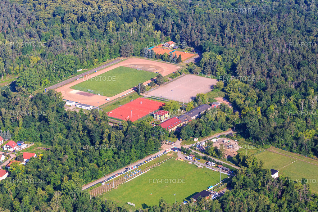 Sportplätze des FC Hettstedt http://www.fc-hettstedt.de/ | Luftbild: Sportplätze des FC Hettstedt http://www.fc-hettstedt.de/ in Hettstedt im Bundesland Sachsen-Anhalt in Deutschland. Foto: IMG_148166.jpg vom 12.06.2025 durch ©2025 Werner Riehm fly-foto.de/copyright - Realisiert mit Pictrs.com