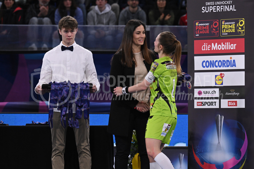 Kloten-Dietlikon Jets vs Skorpion Emmental Zollbrück - 15. April 2023 | 15.04.2023, Kloten, stimo arena, Swiss Unihockey Superfinal Frauen: Kloten-Dietlikon Jets - UHV Skorpion Emmental, Flurina Marti gratuliert Lisa Liechti (#8 Skorpion Emmental Zollbrueck). - Realisiert mit Pictrs.com