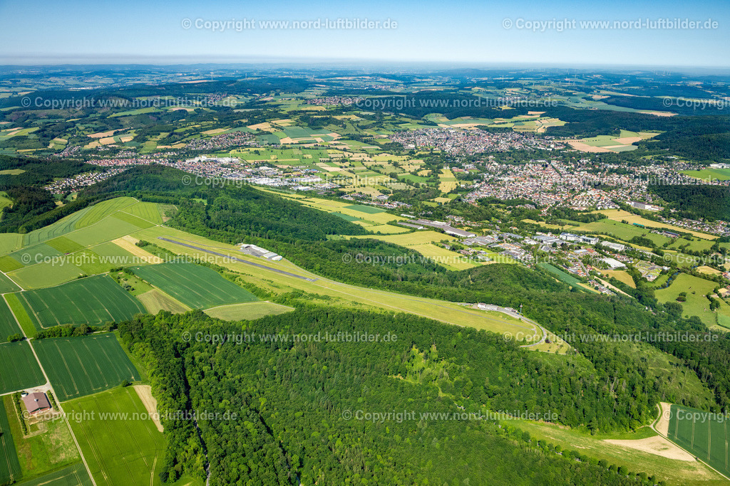 Bad_Pyrmont_ELS_4439050623 | BAD PYRMONT 05.06.2023 Stadtgebiet mit von Wald- und Forstflächen umsäumten Außenbezirken und Innenstadtbereich in Bad Pyrmont im Bundesland Niedersachsen, Deutschland. // Urban area with outskirts and inner city area surrounded by woodland and forest areas in Bad Pyrmont in the state Lower Saxony, Germany. Foto: Martin Elsen