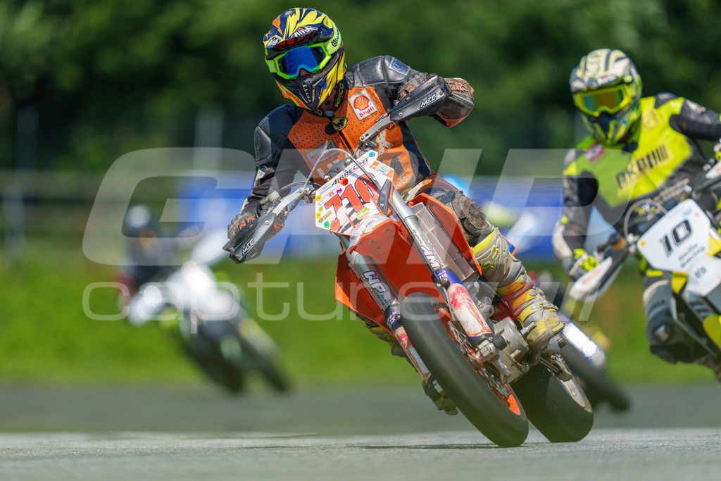 G-Cup + Supermoto Staatsmeisterschaft + Hungarian Supermoto Championship | GRIPcapture steht für authentische Sportfotografie in Österreich – für Momente, die mehr sind als Geschwindigkeit oder Ergebnis. Es geht um Emotion, Spannung, Fokus und den Augenblick, der oft nur einen Wimpernschlag dauert.Ob Motorsport, Teamsport oder 