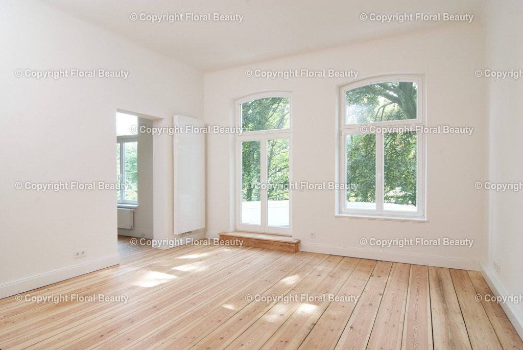 Altbauhaus nach Renovierung | unmöbliertes Zimmer in renoviertem Altbau, Fensterrundbögen - Realisiert mit Pictrs.com