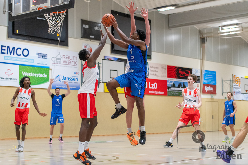 TSG Westerstede-Fortuna Logabirum | Basketball 2. Regionalliga; TSG Westerstede 2 (weiß)- Fortuna Logabirum (blau) am 12.12.2025 in Westerstede (Hössensportzentrum), Photo: Philip Eiben 2025 - Realisiert mit Pictrs.com