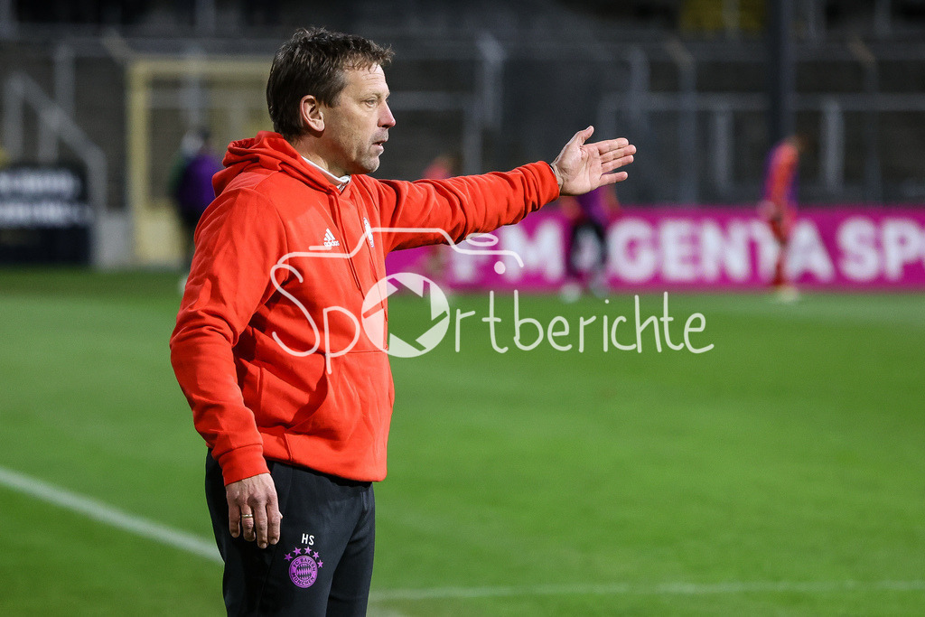 FC Bayern Amateure - FC Wuerzburger Kickers | Bayern Amateure Trainer Holger SEITZ in Aktion / Freisteller / Einzelfoto